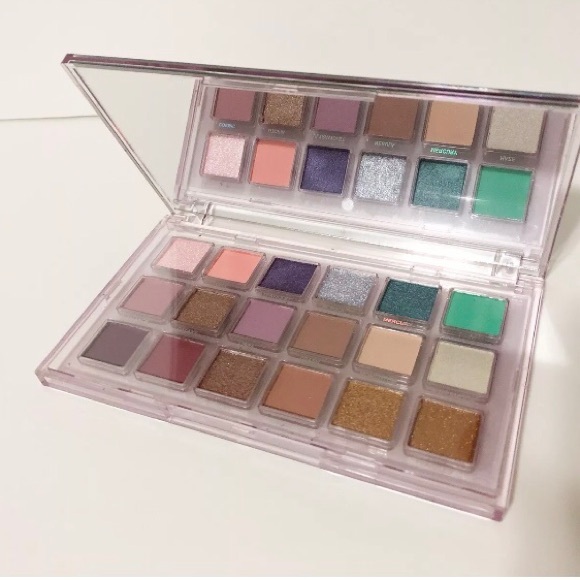 🌸New Huda Beauty Mercury Retrograde Eyeshadow Palette - Picture 2 of 3